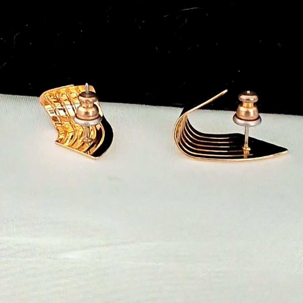 Abstract Ribbed Gold Tone Flame Dangle Earrings